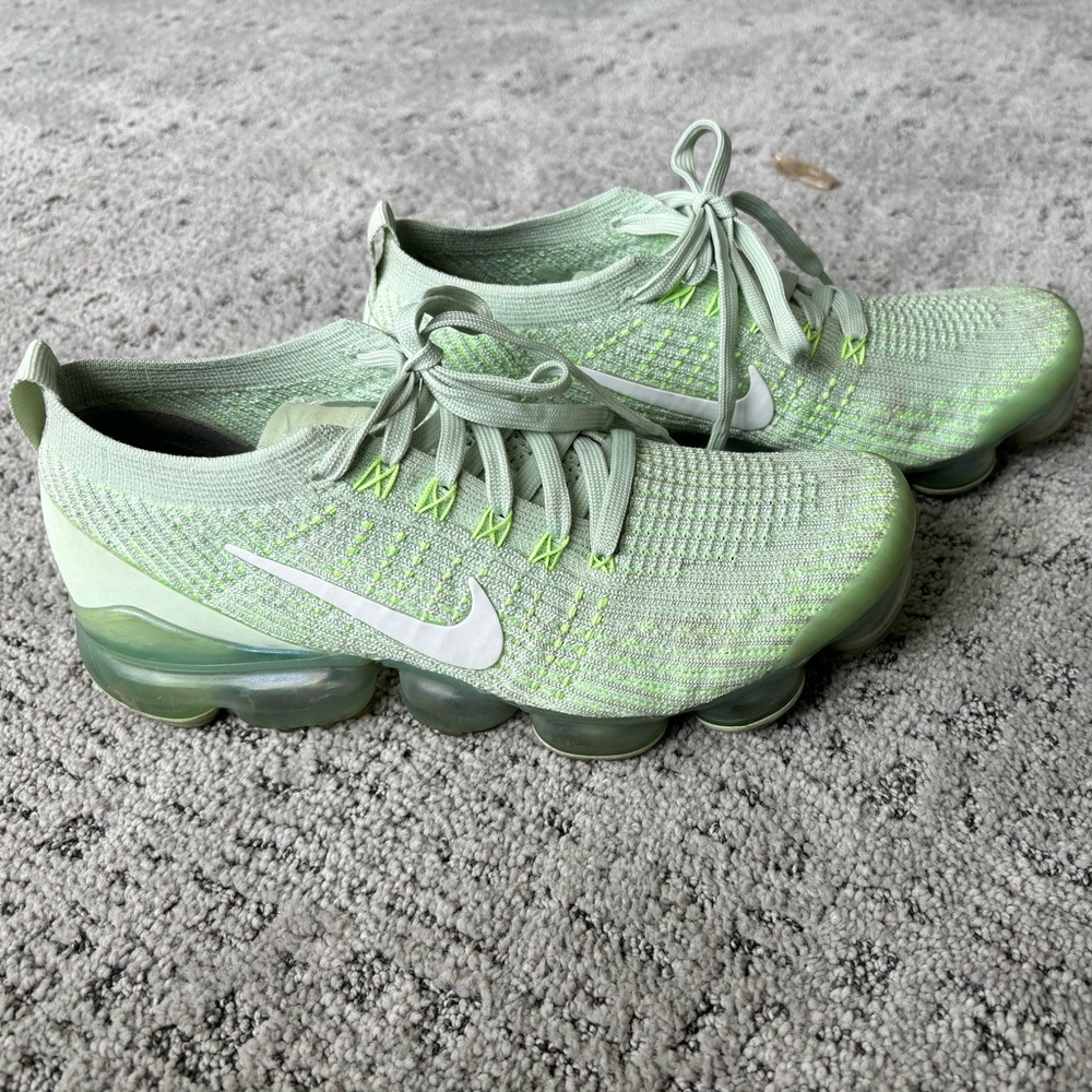 Nike vapormax flyknit women’s size 9 green